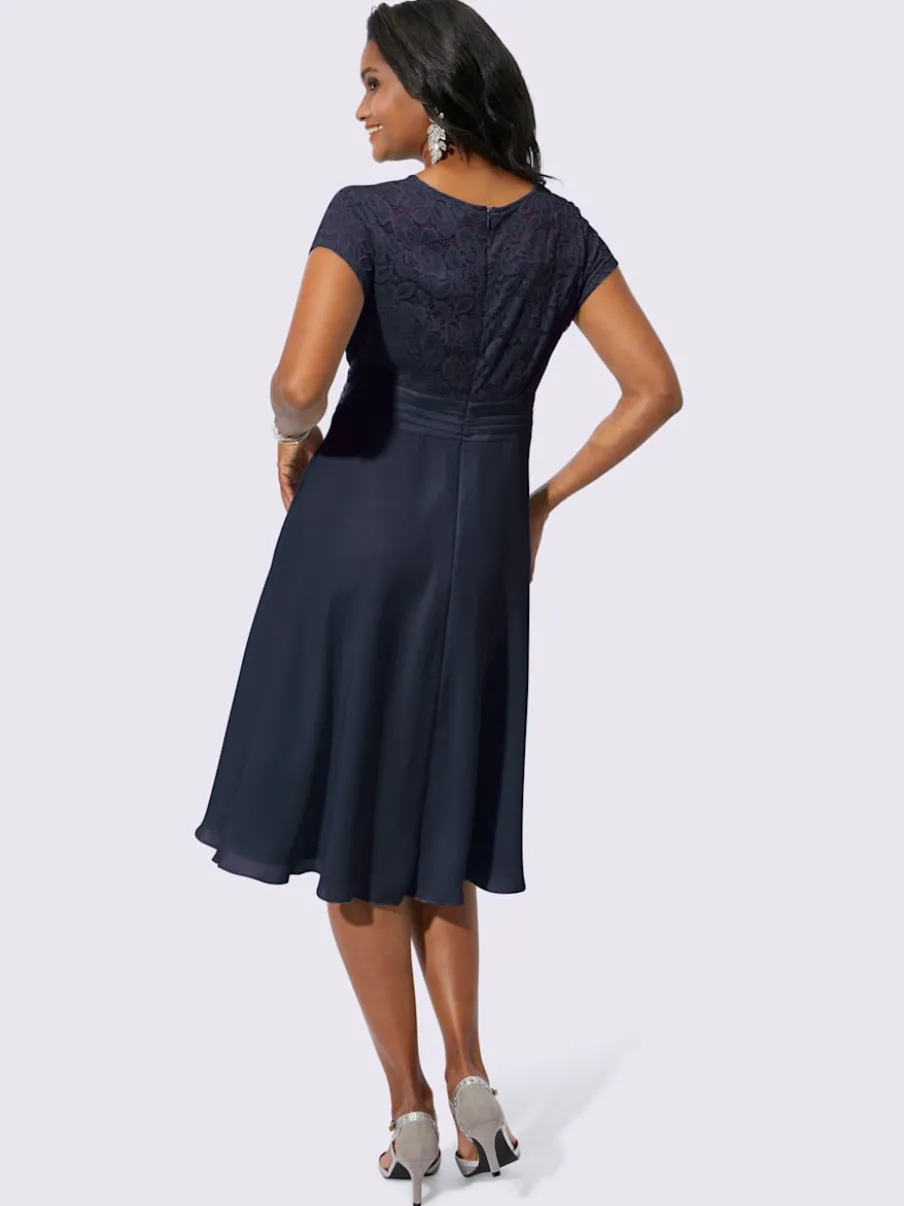 Robe de cocktail avec dentelle et ceinture satinée