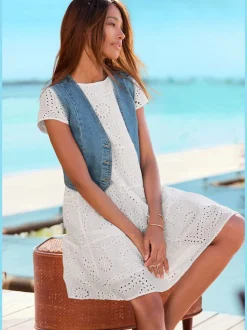 Robe d'été avec broderie ajourée à manches courtes