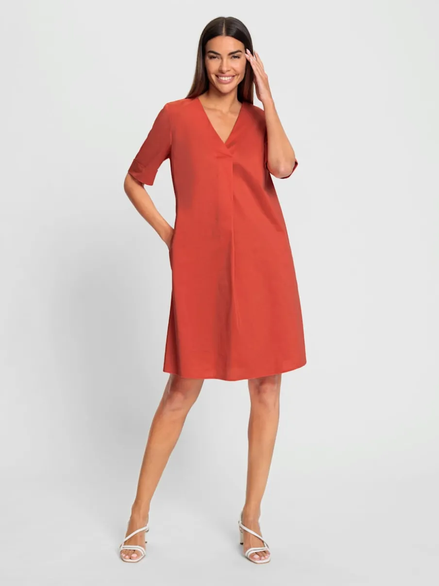 Robe d'été avec encolure en V et poches latérales