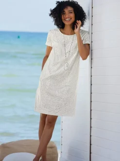 Robe d'été avec encolure ronde et broderie florale