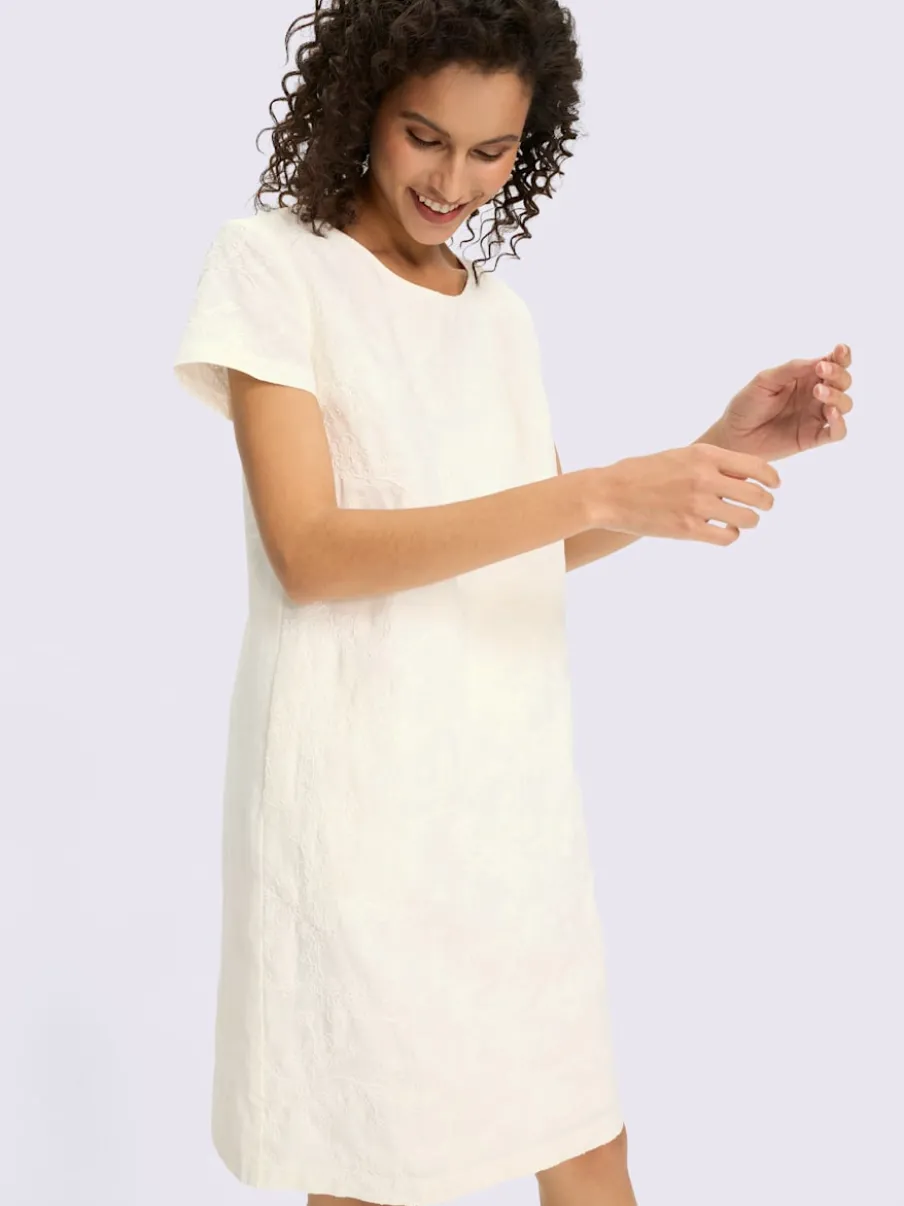 Robe d'été avec encolure ronde et broderie florale
