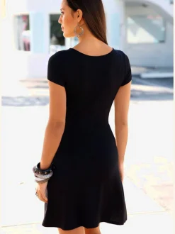 Robe d'été avec lacets à l'encolure et manches courtes