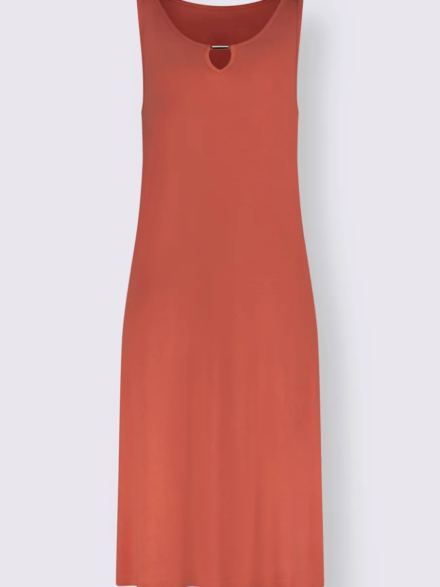 Robe d'été décontractée avec fente et boucle élégante