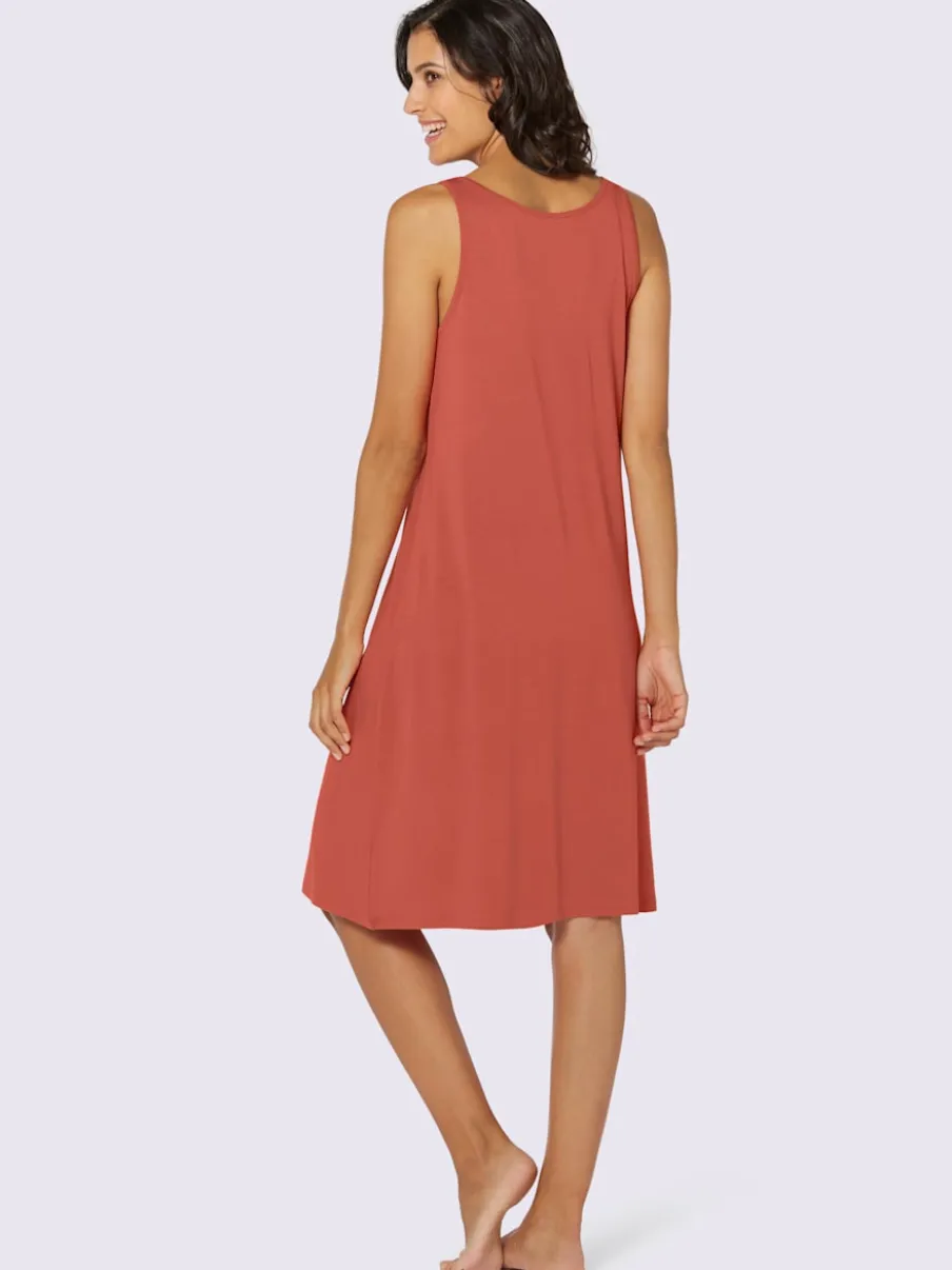 Robe d'été décontractée avec fente et boucle élégante