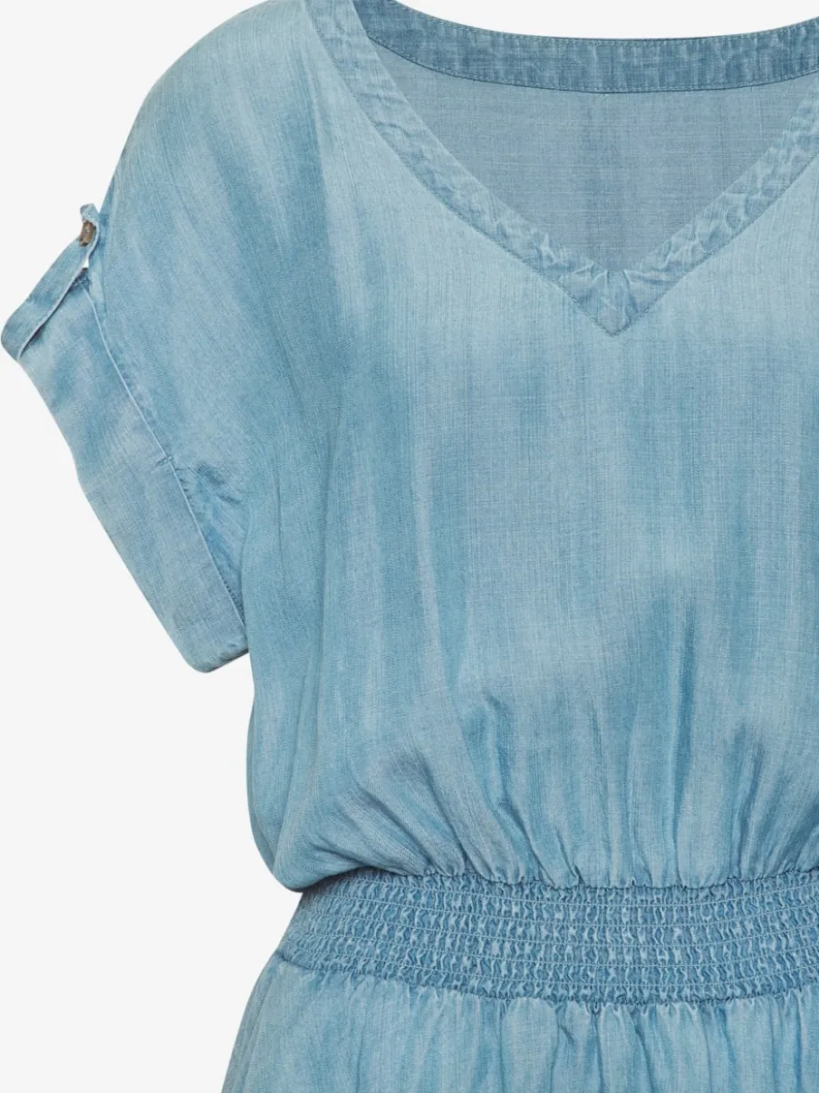 Robe d'été à encolure en V et smockée à la taille