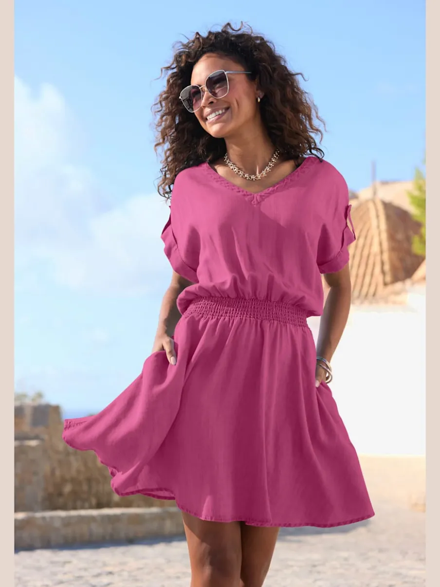Robe d'été à encolure en V et smockée à la taille
