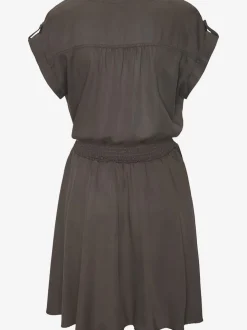 Robe d'été à encolure en V et smockée à la taille
