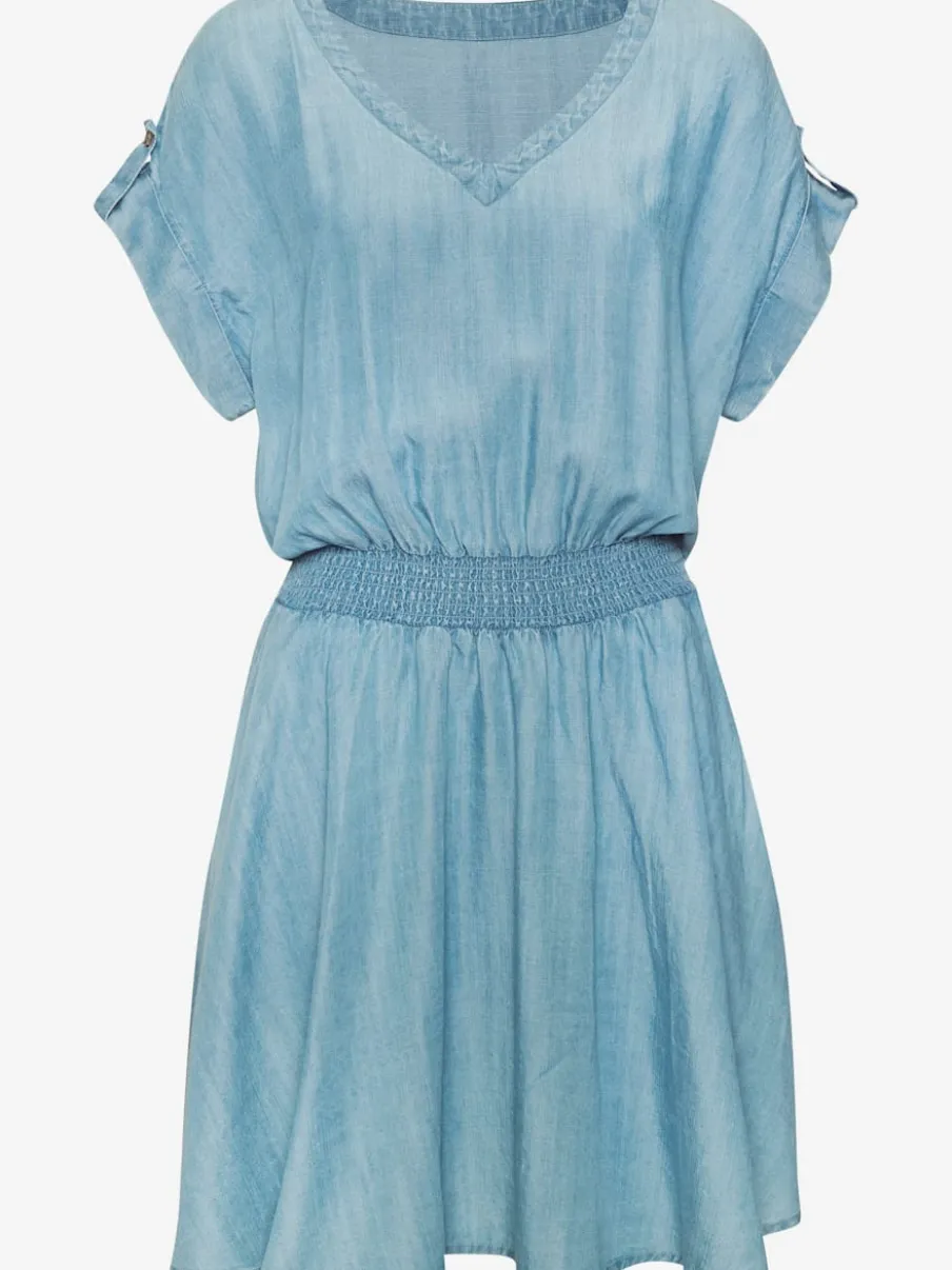 Robe d'été à encolure en V et smockée à la taille