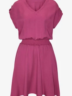 Robe d'été à encolure en V et smockée à la taille