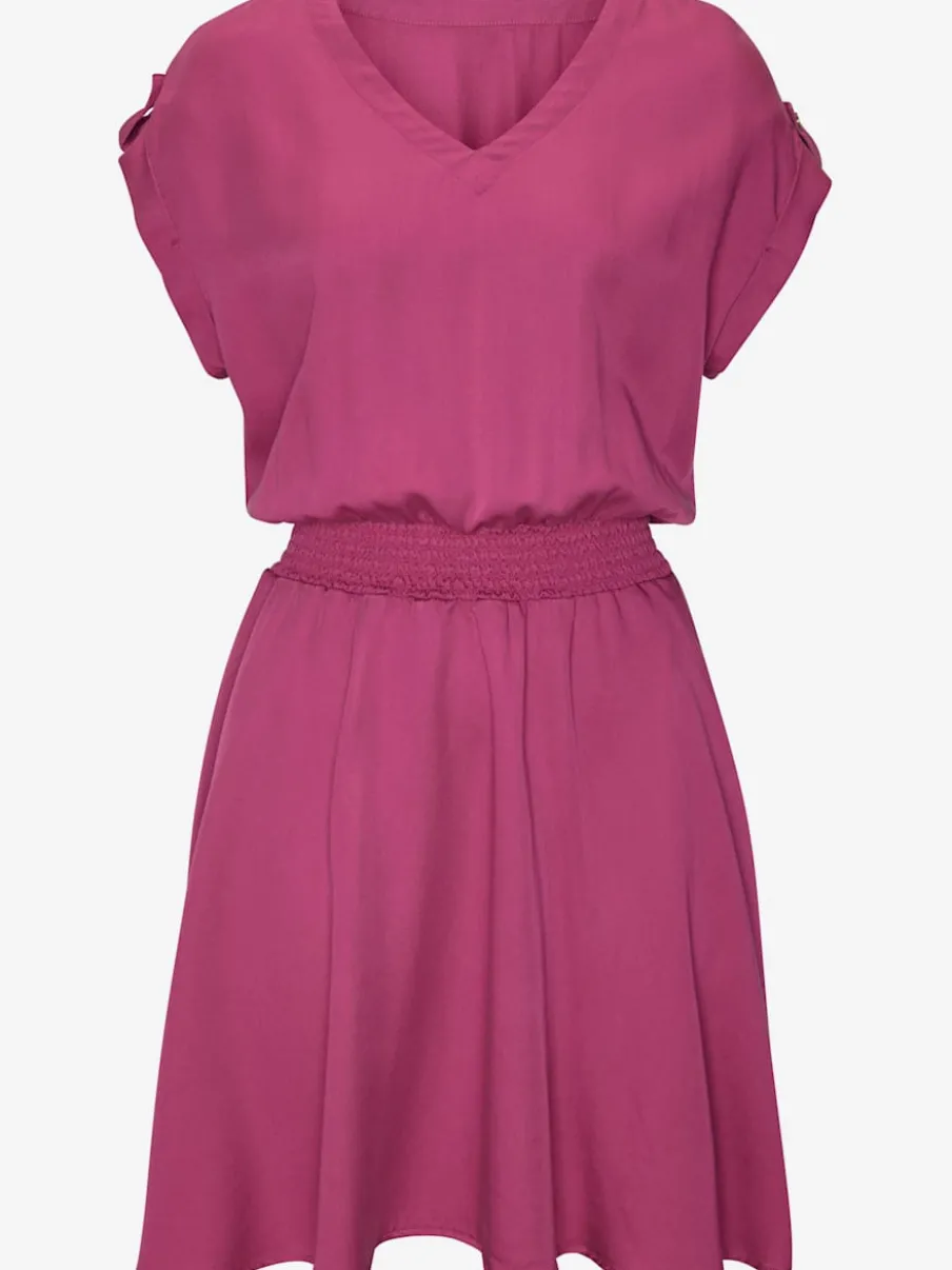 Robe d'été à encolure en V et smockée à la taille