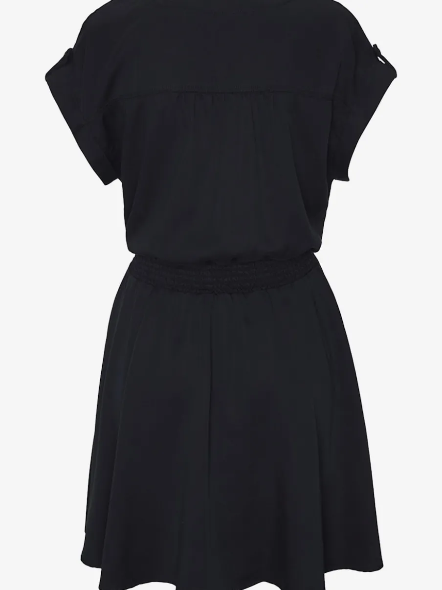 Robe d'été à encolure en V et smockée à la taille