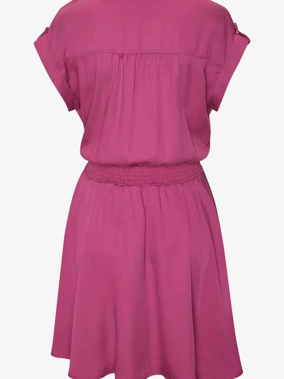 Robe d'été à encolure en V et smockée à la taille