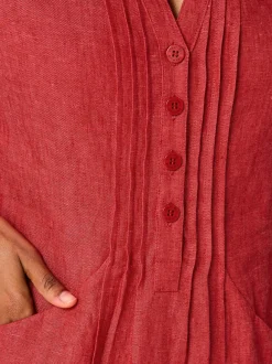 Robe d'été en lin avec encolure à patte de boutonnage et manches courtes