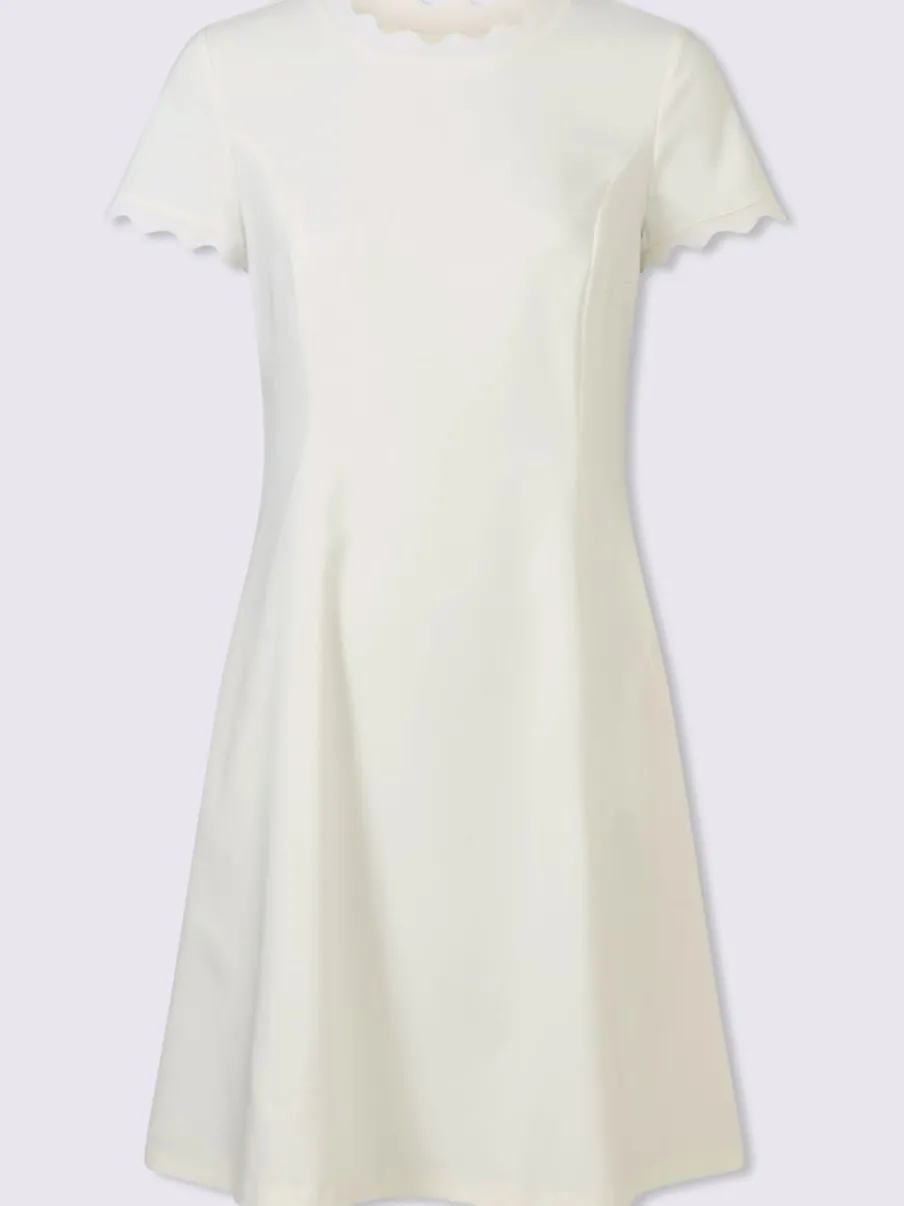 Robe d'été en tissu avec jupe évasée et manches courtes