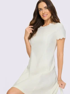 Robe d'été en tissu avec jupe évasée et manches courtes