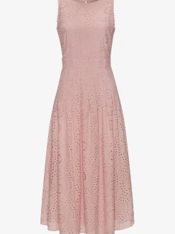 Robe d'été longue sans manches avec dentelle et plis flatteurs