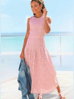 Robe d'été longue sans manches avec dentelle et plis flatteurs