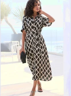 Robe d'été à petit col chemisier avec manches courtes et motif géométrique