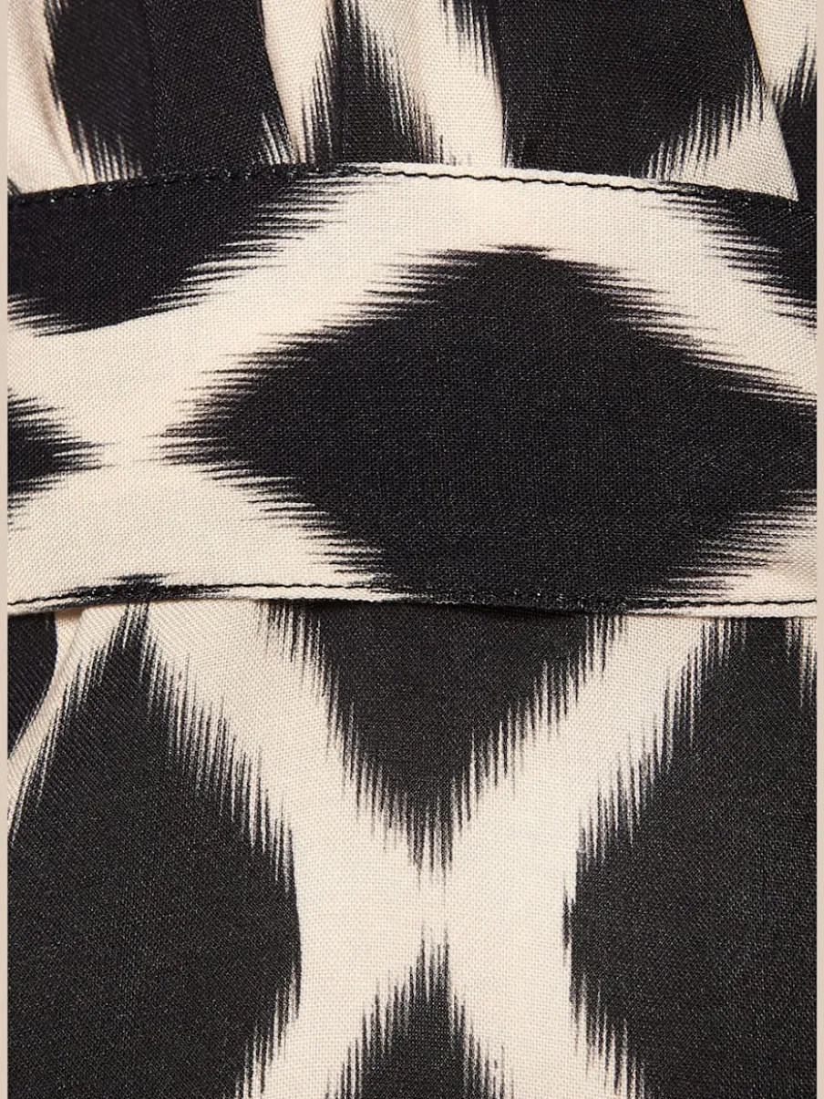 Robe d'été à petit col chemisier avec manches courtes et motif géométrique