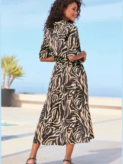 Robe d'été à petit col chemisier avec manches courtes et imprimé animalier