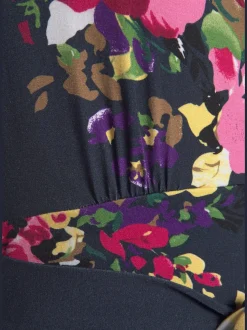 Robe d'été évasée à encolure en V floralement imprimée