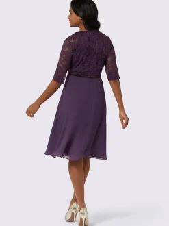 Robe en dentelle avec col montant et manches transparentes
