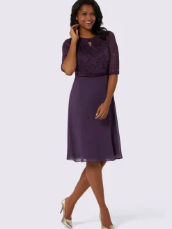 Robe en dentelle avec col montant et manches transparentes