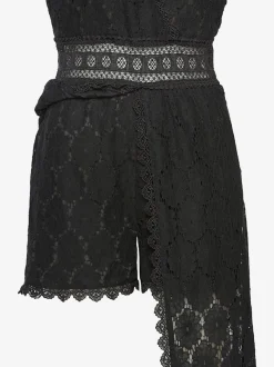 Robe en dentelle avec empiècement et fente avant
