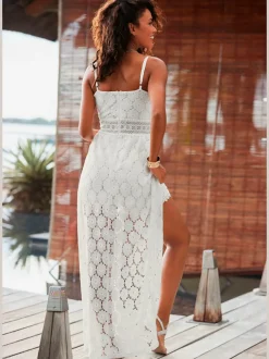 Robe en dentelle avec empiècement et fente avant