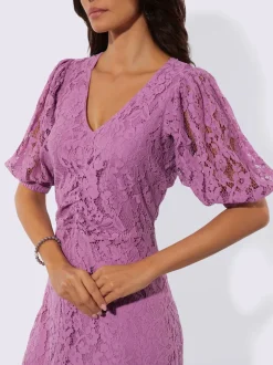Robe en dentelle à encolure V et manches ballon