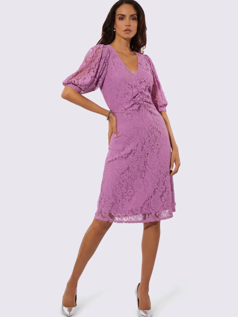 Robe en dentelle à encolure V et manches ballon