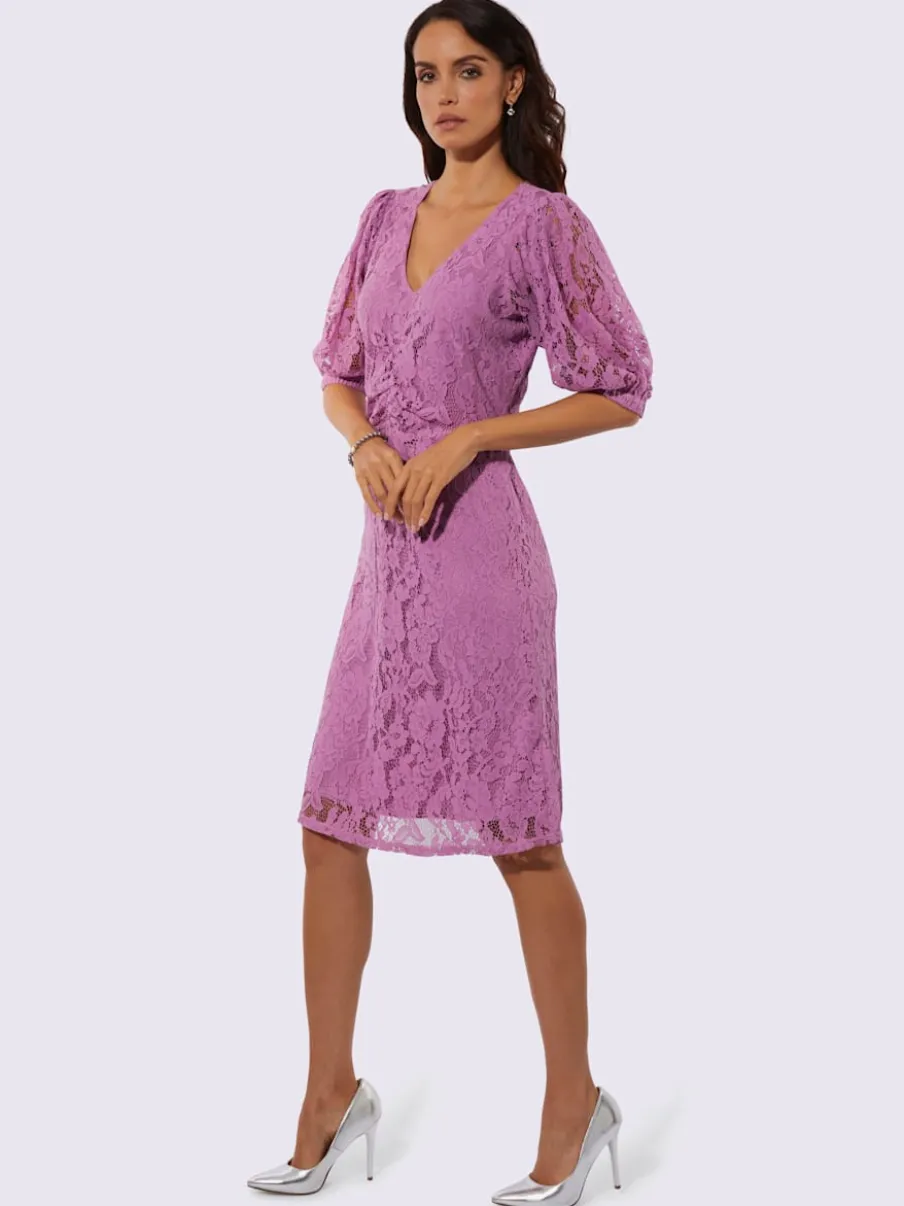 Robe en dentelle à encolure V et manches ballon