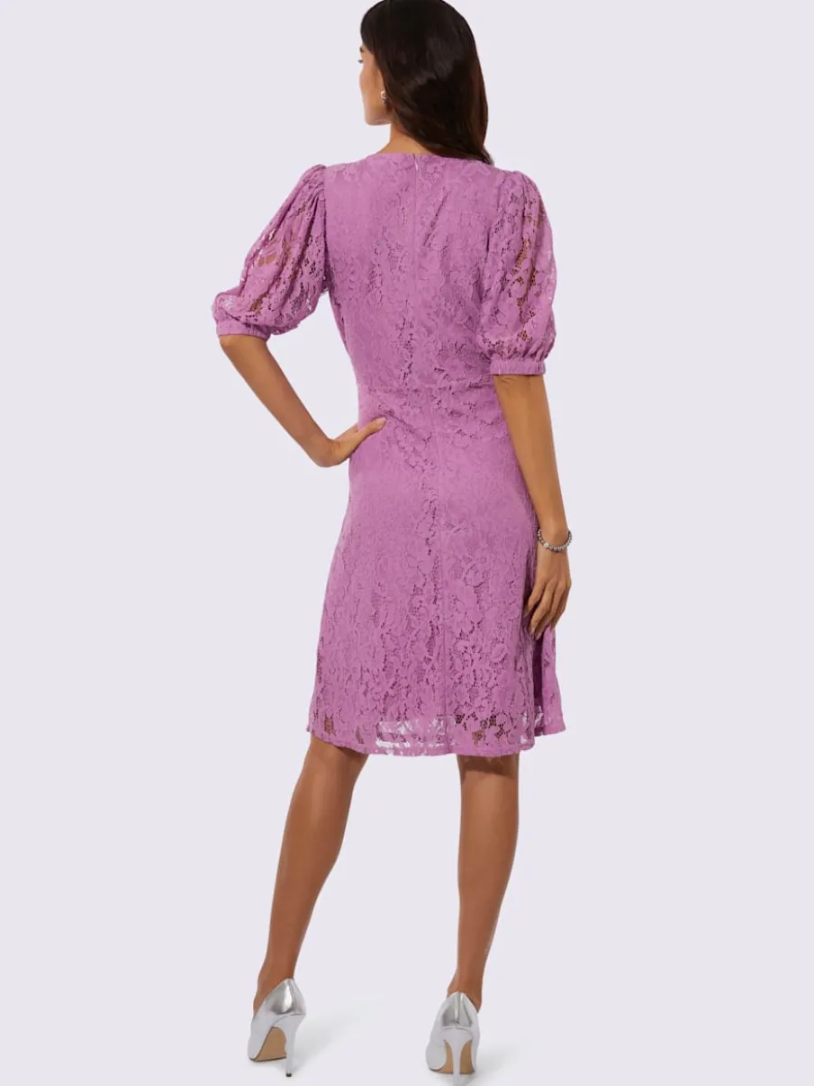 Robe en dentelle à encolure V et manches ballon