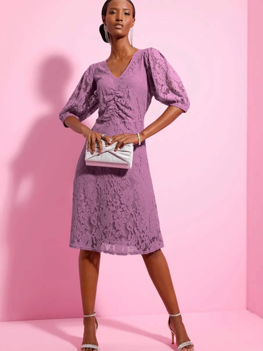 Robe en dentelle à encolure V et manches ballon
