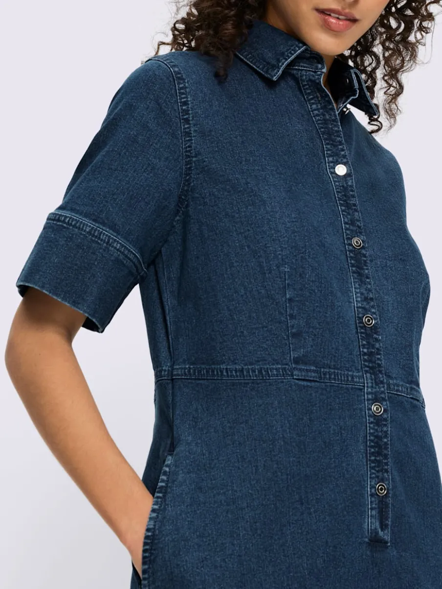 Robe en jean à col chemise et manches courtes avec poches discrètes