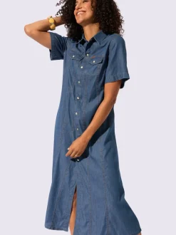 Robe en jean à col chemise et manches courtes avec poches poitrine