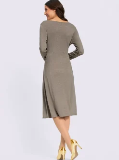 Robe en jersey avec encolure ronde et ceinture à nouer