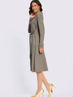 Robe en jersey avec encolure ronde et ceinture à nouer