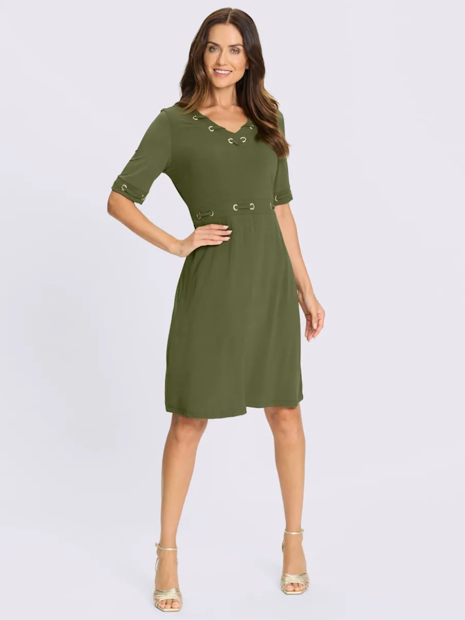 Robe en jersey avec œillets et détails à la taille