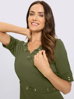 Robe en jersey avec œillets et détails à la taille