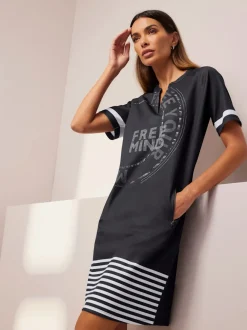 Robe en jersey avec inscription et rayures contrastées