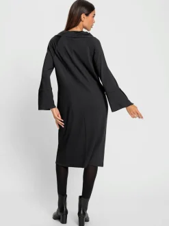 Robe en jersey fluide avec large col montant et poches