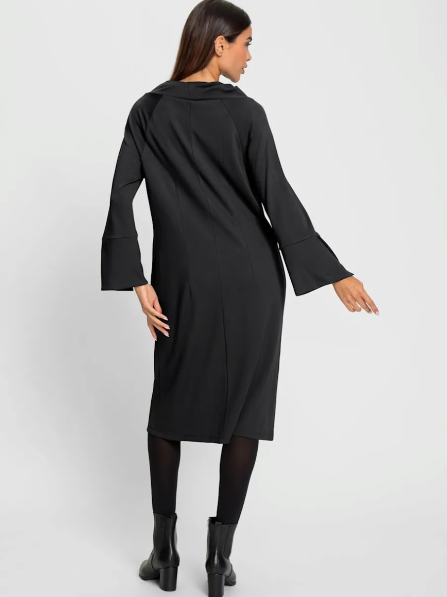 Robe en jersey fluide avec large col montant et poches