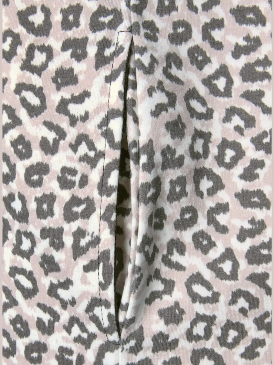 Robe en matière sweat avec capuche et poches latérales