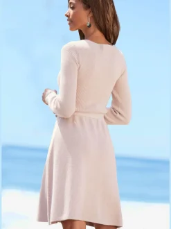 Robe en tricot avec encolure en V et ceinture à nouer