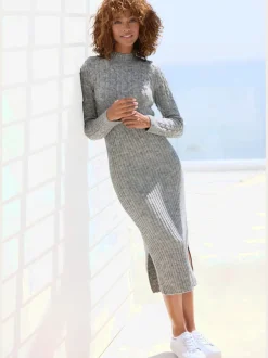 Robe en tricot col montant avec manches longues et jupe fendue