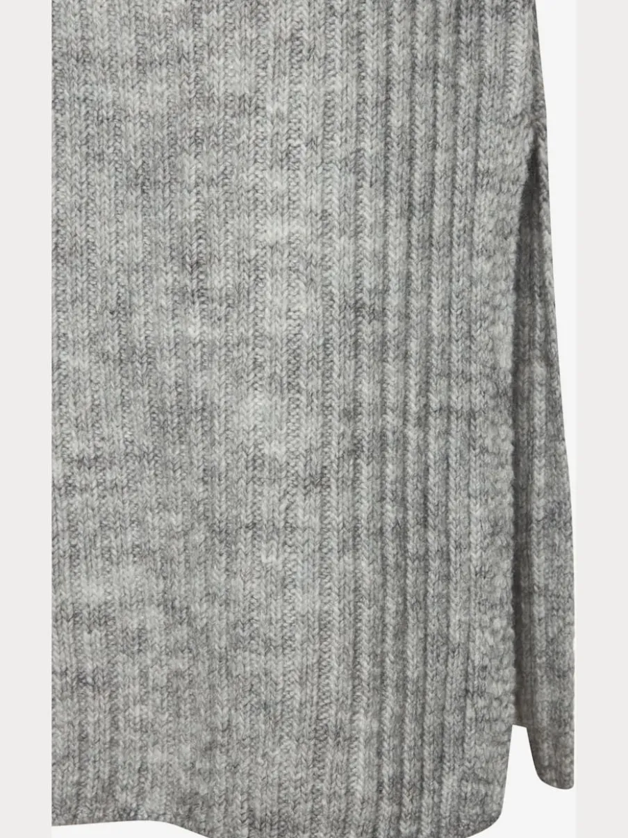 Robe en tricot col montant avec manches longues et jupe fendue
