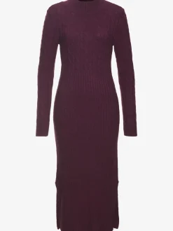 Robe en tricot col montant avec manches longues et jupe fendue