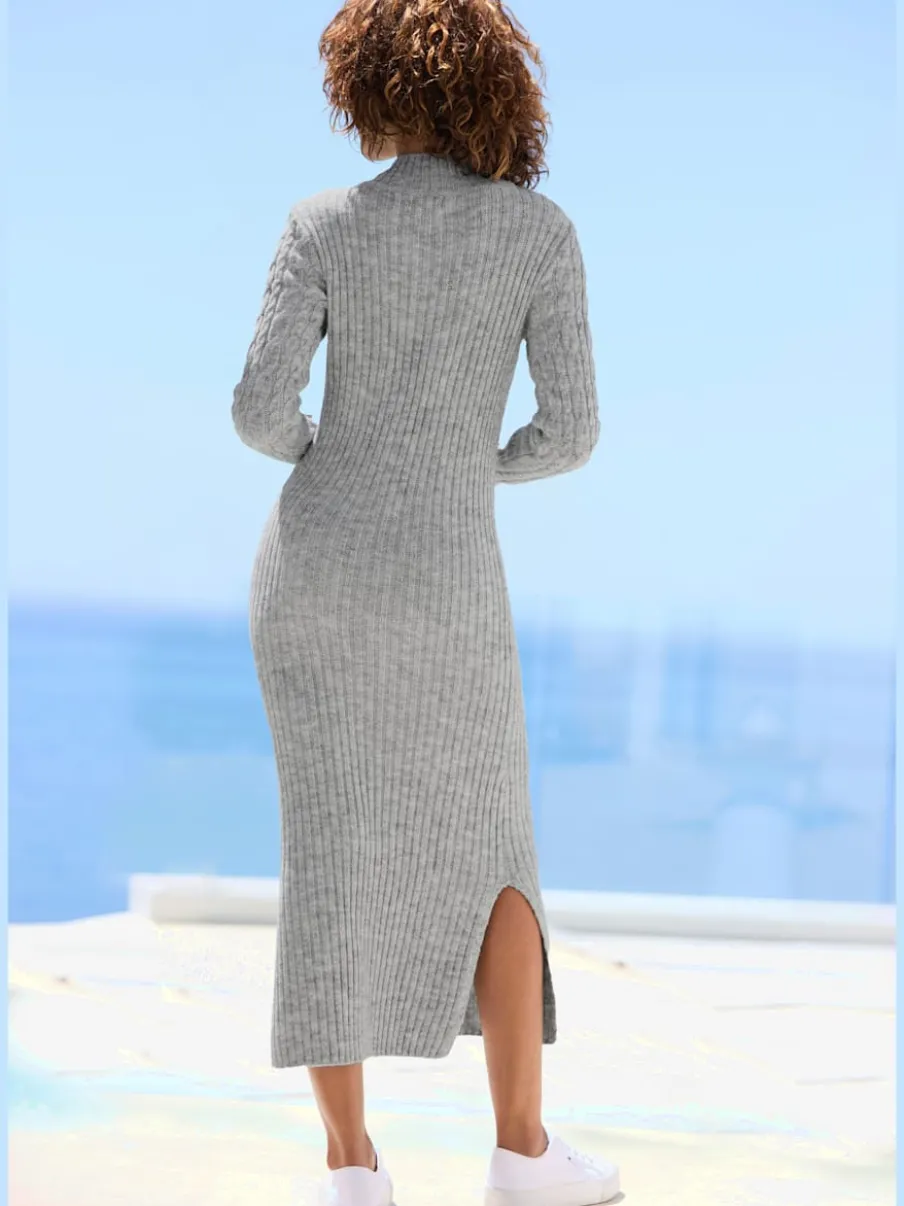Robe en tricot col montant avec manches longues et jupe fendue