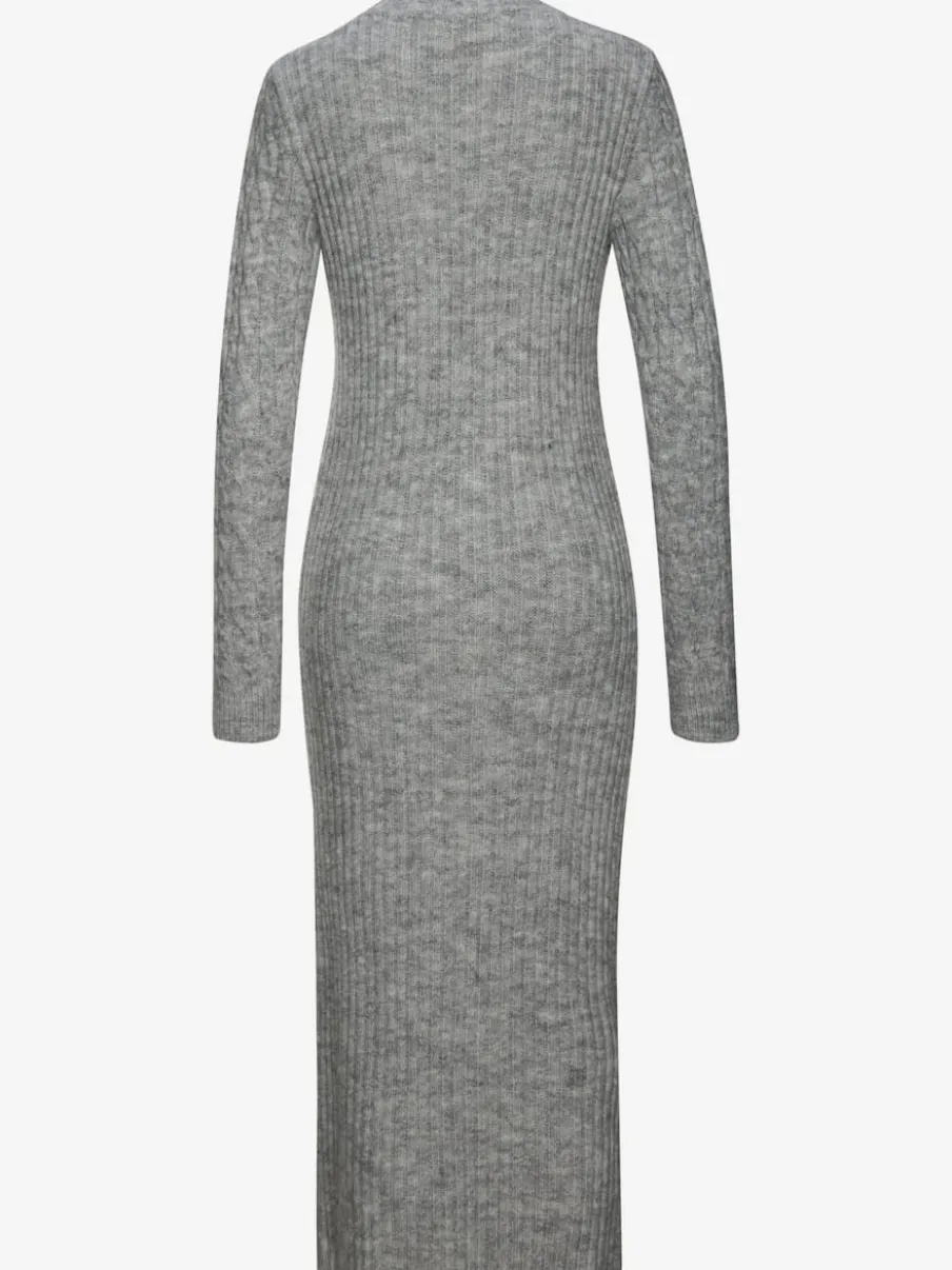 Robe en tricot col montant avec manches longues et jupe fendue